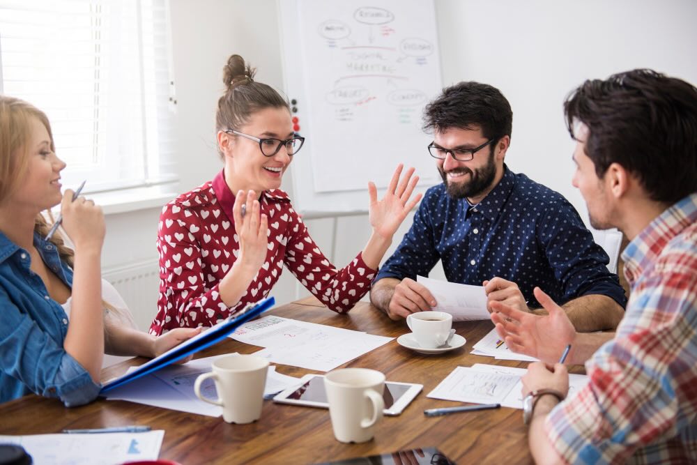 Des salariés qui préparent une liste pour les élections professionnelles