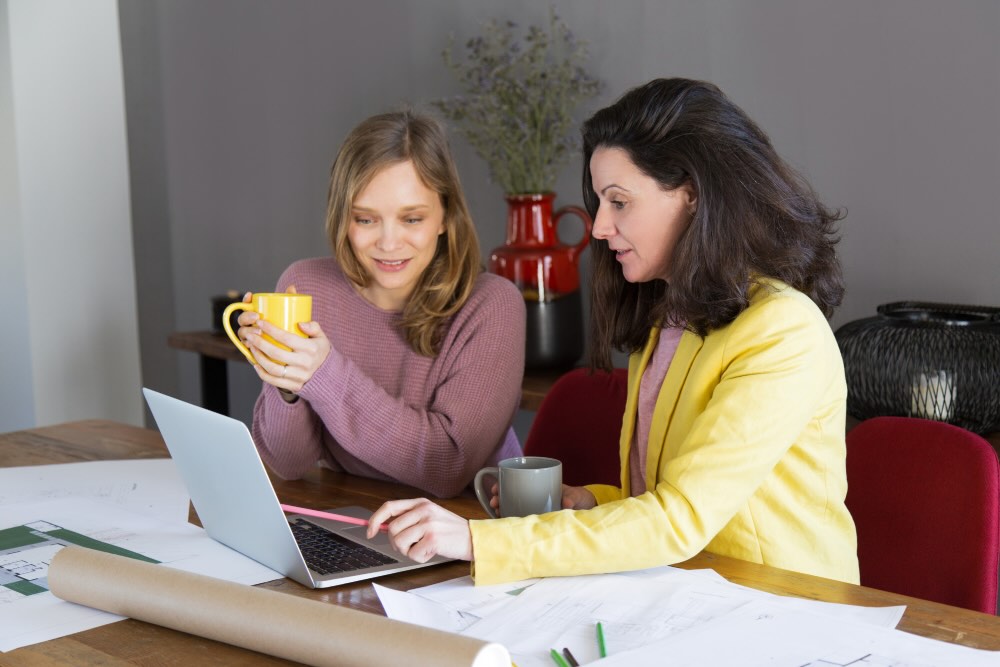 une salariée en rendez-vous avec l'assistante sociale de l'entreprise