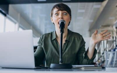 Photo d'une élue devant un matériel d'enregistrement réunion CSE